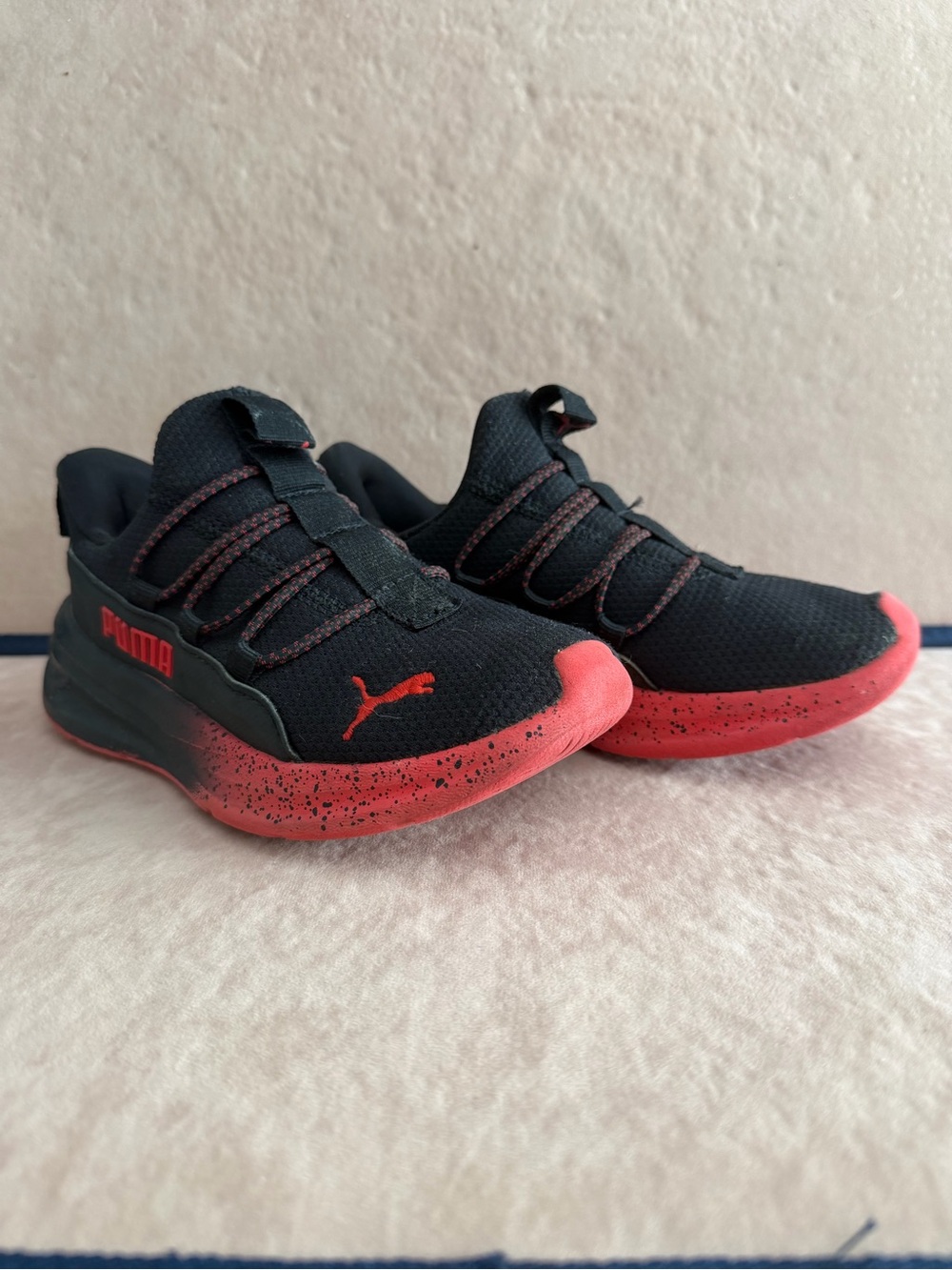 Puma Kids Black Sneakers with Red Accents and Speckled Midsole size 13